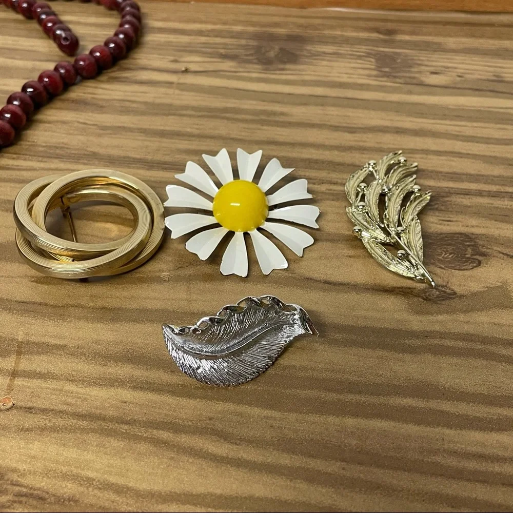 Vintage Broaches set of four pieces